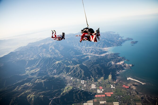 18,000ft Tandem Skydive over Abel Tasman - Safety and the human part: how the crew keeps you calm
