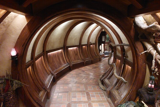2-Day Hobbiton, Rotorua, Waitomo Caves Tour from Auckland with Accommodation - Rotorua night: Te Puia thermal wonder and some real local time