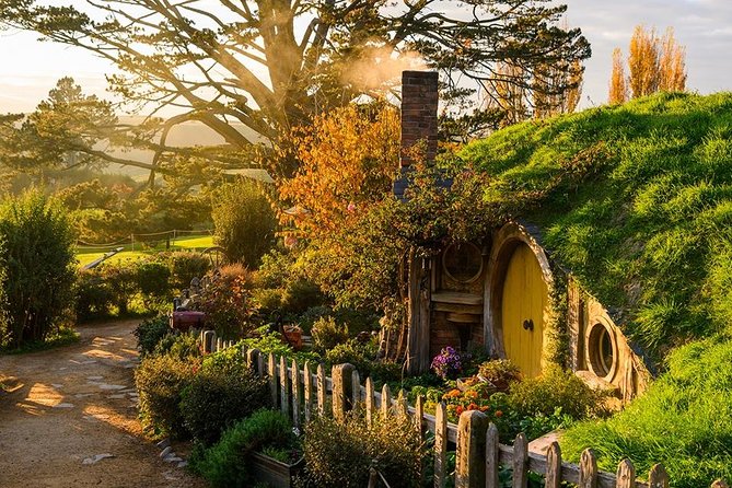 2 Day Waitomo Caves, Hobbiton Movie Set and Rotorua Tour from Auckland - Hobbiton Movie Set, from Bilbo’s house photo moments to lunch at the Green Dragon Inn