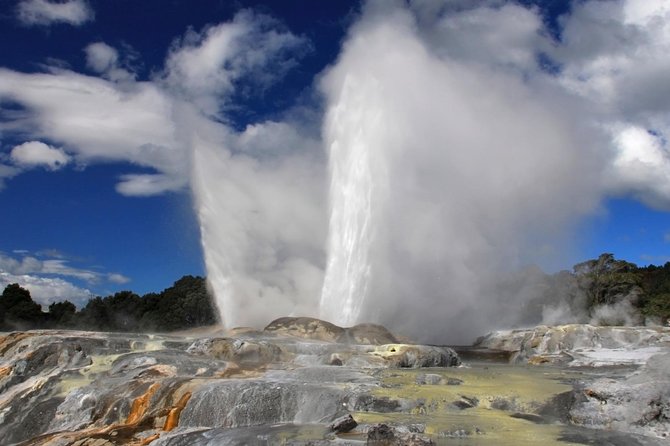 5-Day New Zealand North and South Island Highlights Tour - Lake Taupo’s quick stop and the ride into Wellington
