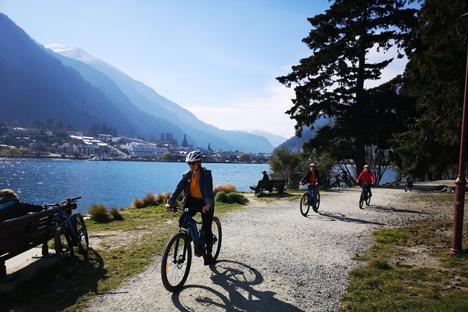 Arrowtown to Queenstown Bike Tour with Shuttle - Arrow River and Arrowtown: gold rush charm with river serenity