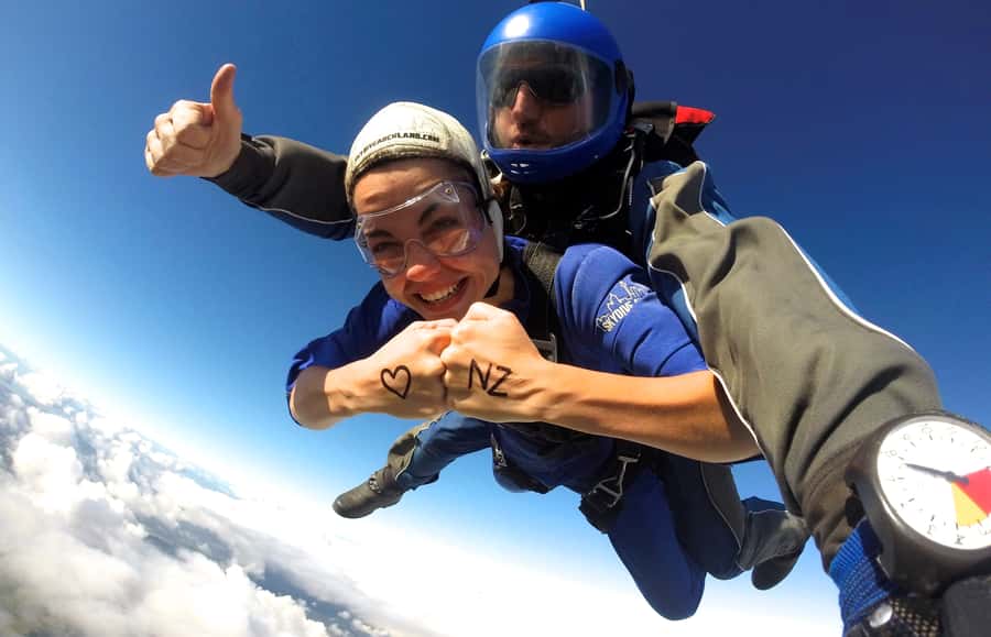 Auckland: 13000, 16000, or 18000-Foot Tandem Skydive - The big draw: Auckland at up to 18,000 feet