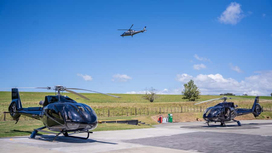 Auckland: 20min Helicopter scenic flight - City & Volcanoes - The main loop: Harbour Bridge to Sky Tower in one sweep