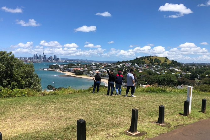 Auckland City Private Tour for Couples. Be chauffeur driven with added extras. - St Heliers and Achilles Point: Finish With Island Views