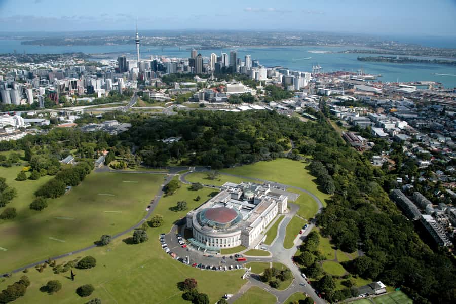 Auckland: Guided Small Group City Discovery Tour - Ponsonby stroll, then the Harbour Bridge crossing