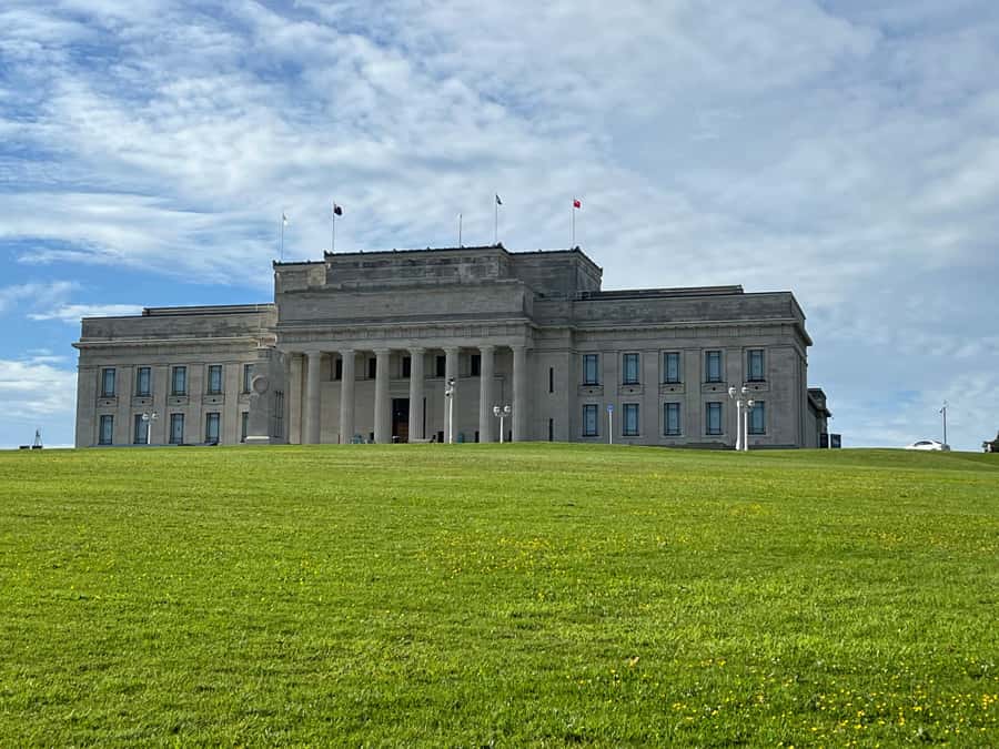 AUCKLAND: Half-Day CITY HIGHLIGHTS TOUR - Mt.Eden, Tamaki Dr - Harbour Bridge and Waitematā Harbour Views Without the Hassle