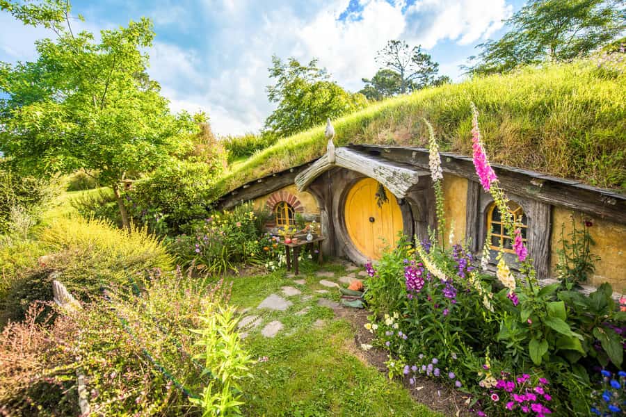 Auckland: Hobbiton Movie Set Tour with Lunch - Bag End, the Green Door Stops, and a Look Inside a Hobbit Home