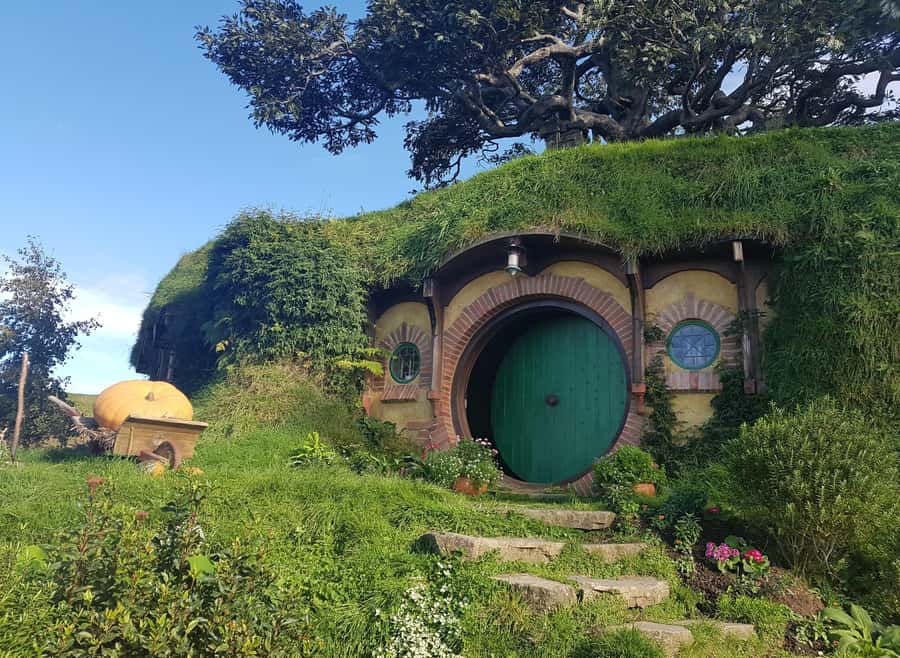 Auckland: Hobbiton, Rotorua, Waiotapu and Waitomo 3-Day Tour - Day 1: Hobbiton, Te Puia, and Mitai Dinner Without Losing the Thread