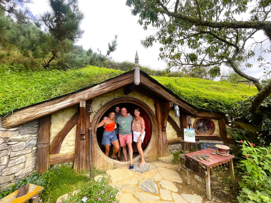 Auckland: Hobbiton, Waitomo Caves, and Rotorua 1-Way Tour - Small group tour and your guide: where the experience feels human