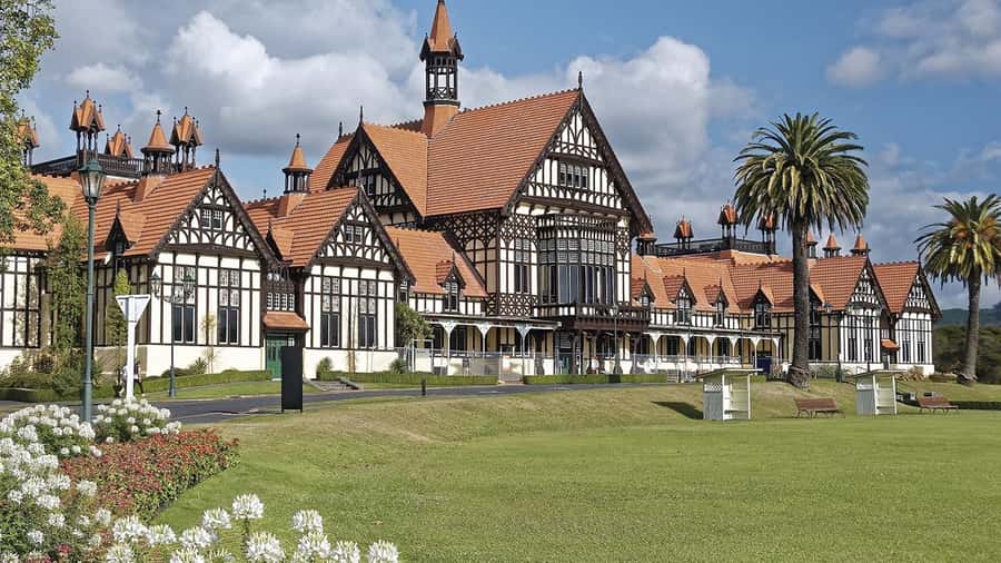 Auckland: Hobbiton, Waitomo Caves, and Rotorua 1-Way Tour - What’s included, what you plan, and what you pay extra for