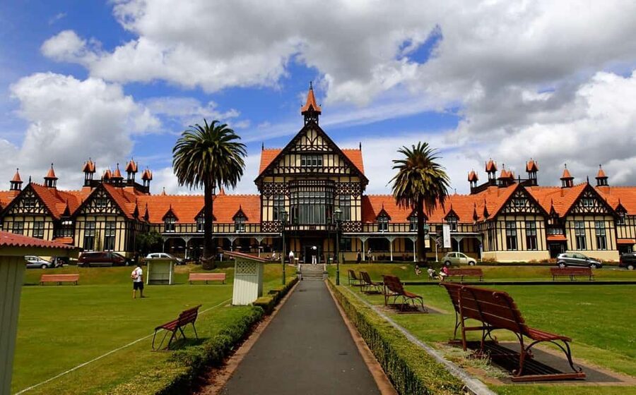 Auckland: One-Way Tour to Rotorua with Waitomo Caves - Continuing south to Rotorua: geothermal city approach plus scenic stops