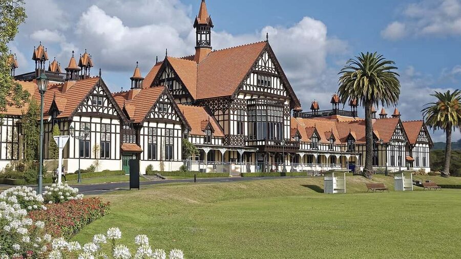 Auckland: One-Way Tour to Rotorua with Waitomo Caves - Comfort, walking, and who this tour fits best