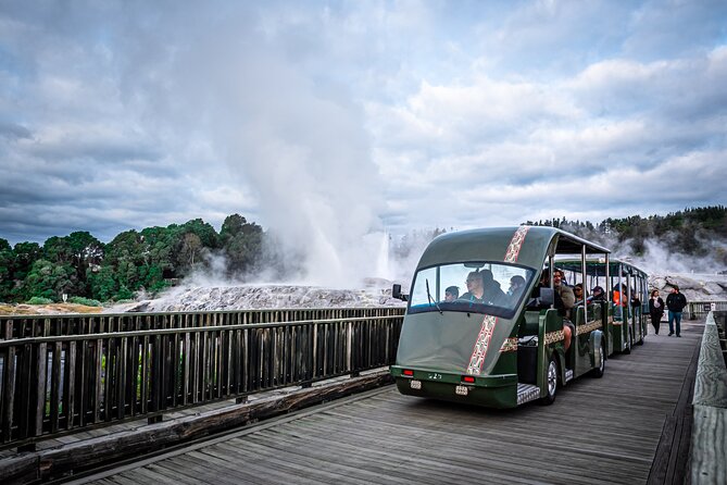 Auckland: Rotorua Tour with Waiotapu, Te Puia and Maori Haka - Wai-O-Tapu Thermal Wonderland: Champagne Pool and Lady Knox in about 2 hours