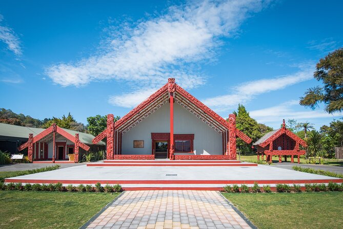 Auckland: Rotorua Tour with Waiotapu, Te Puia and Maori Haka - The guides: why the day feels easier than it looks