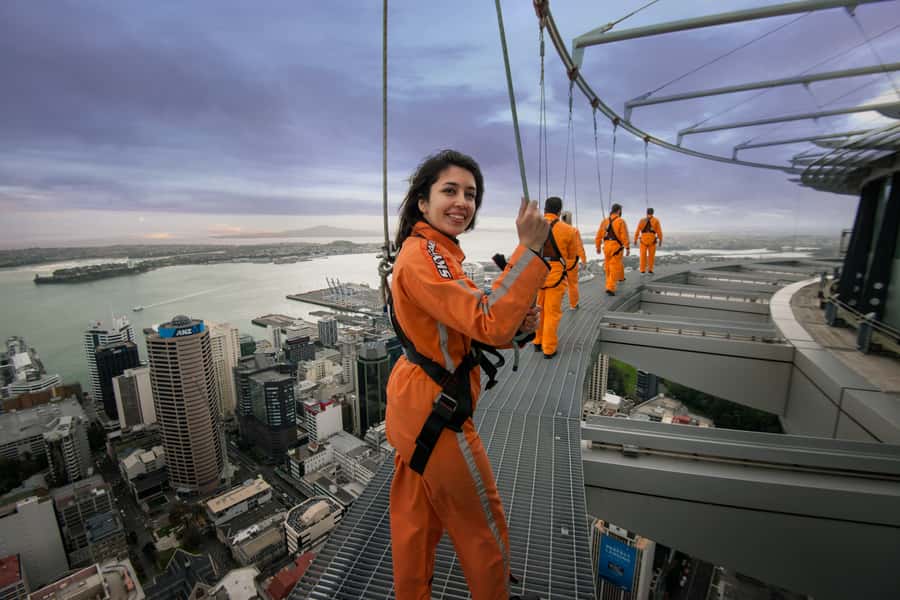 Auckland: Sky Tower SkyWalk - 192m High Edge Walk - What to wear and bring for comfort at 192m