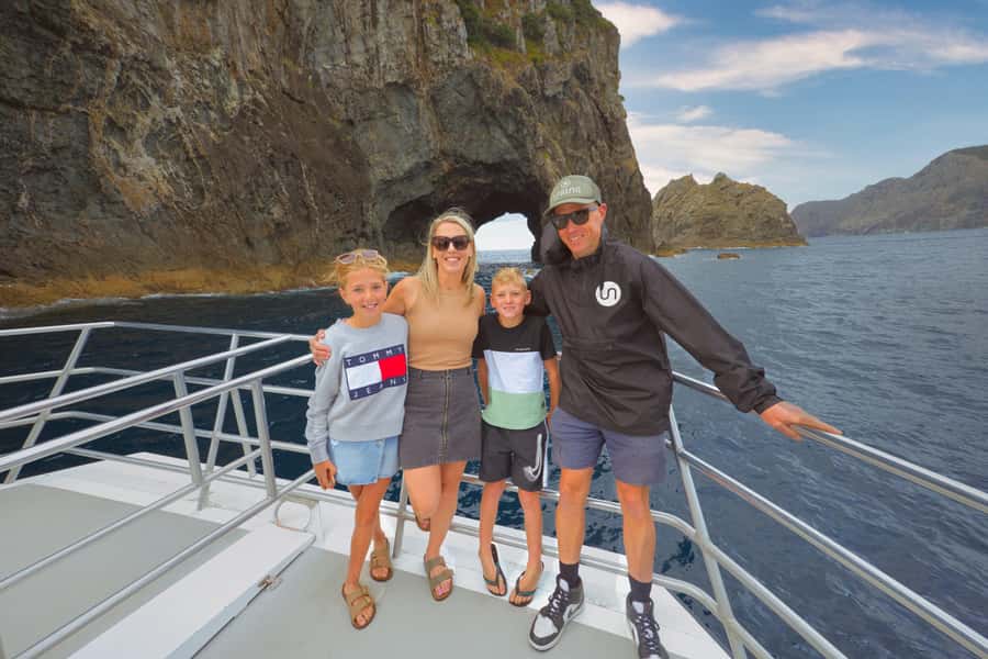 Bay of Islands: Discover the Bay Cruise with Island Lunch - From Paihia Wharf out across 144 islands