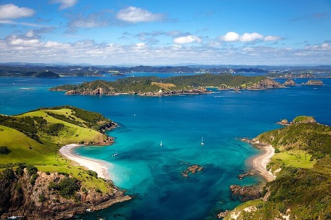 Bay of Islands Private Tour - 4.5 Hours on the Water: dolphins and the Hole in the Rock