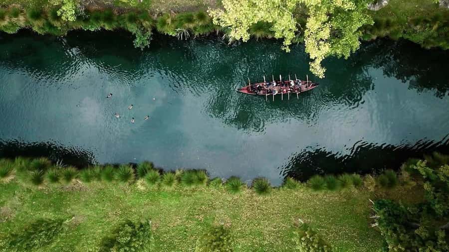 Christchurch: Waka Paddling Experience on the Avon River - Onboard with the Kaitahutū and Kaiārahi: what the guide is really doing