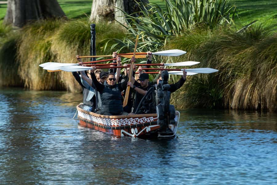 Christchurch: Waka Paddling Experience on the Avon River - Who should book this waka experience, and who should skip it