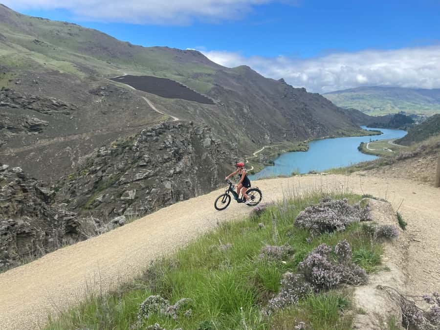 Cromwell: Lake Dunstan Trail Bike Rental and Luxury Shuttle - The 42 km route: compact gravel, engineered corners, and “wow” moments