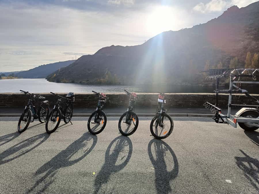 Cromwell: Lake Dunstan Trail Bike Rental and Luxury Shuttle - Junction Lookout meet-up, then a safety briefing that gets you rolling