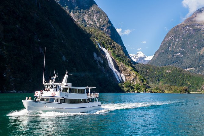 Cruise Milford Small Group Day Tour from Queenstown - Te Anau breaks: a real rest stop before the Fiordland change