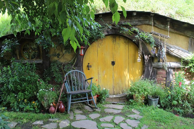 Day Tour Hobbiton + Rotorua from Auckland in Luxury Minibus - Te Puia: Maori culture, live craft energy, and a lunch that actually works