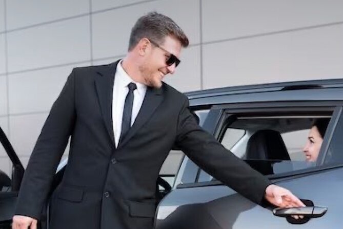 Direct & Quick Auckland Airport Transfer to/from Hotel in SUV - Meet-and-greet at Auckland Airport: name board, luggage help, and real human contact