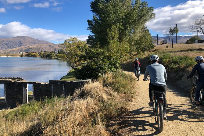 ebike tour lake Dunstan wine tasting - Smiths Way to Cromwell: flat cycling with gold-rush era atmosphere