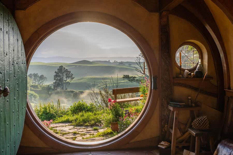 From Auckland: Hobbiton & Hamilton Gardens Small Group Tour - From Auckland pickup to Waikato roads: how the day starts