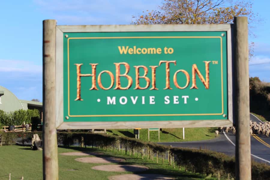 From Auckland: Hobbiton & Rotorua Tour with Lunch at Te Puia - From Auckland in a Small Coach: Getting There Without Feeling Crushed
