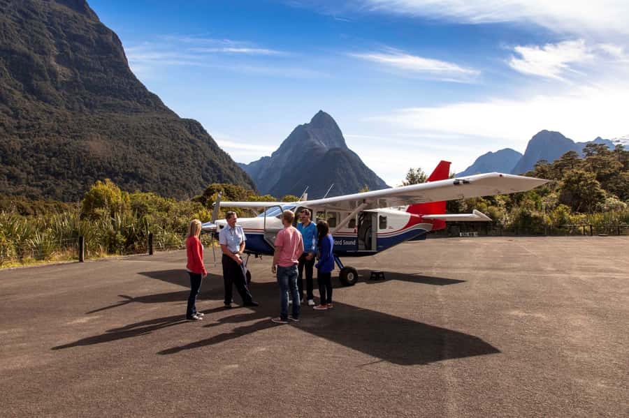 From Queenstown: Milford Sound Day Trip with Cruise & Flight - The flight back: 40 minutes of big-picture views over Lake Wakatipu