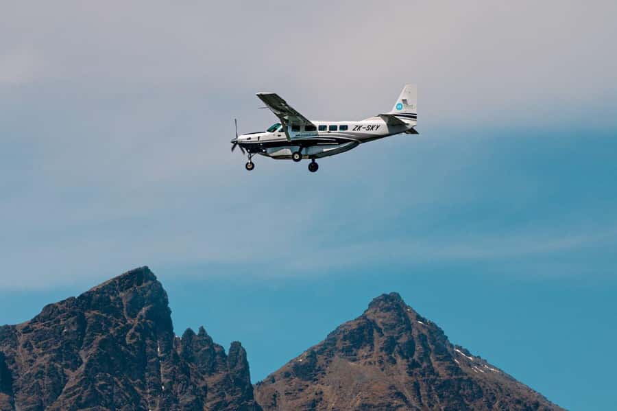 From Queenstown: Milford Sound Flight and Cruise with Lunch - Seating Tips: Middle Seats, Winter Warmth, and Hearing the Pilot