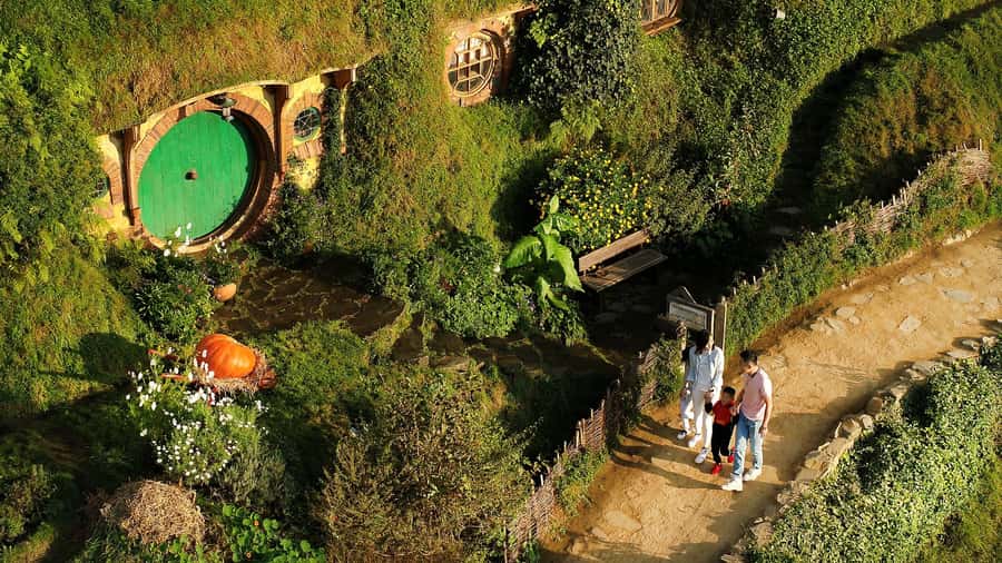 From Rotorua: Hobbiton Movie Set Tour with Festive Lunch - The coach ride: scenery, stories, and getting you in the mood