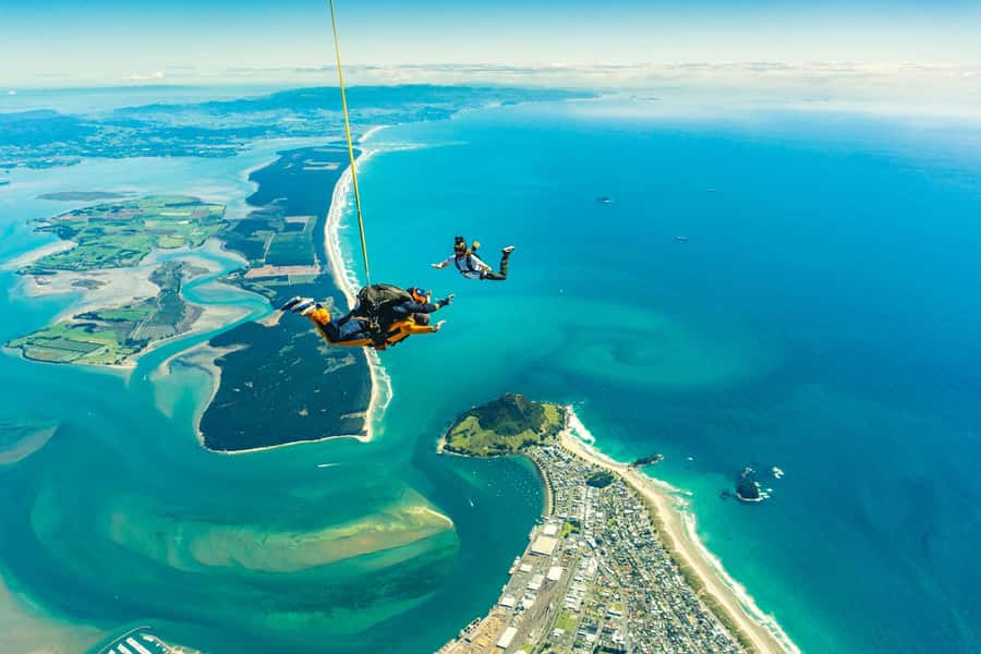 From Tauranga: Skydive over Mount Maunganui - The 20 to 25 Minute Scenic Flight Over Tauranga and Bay of Plenty
