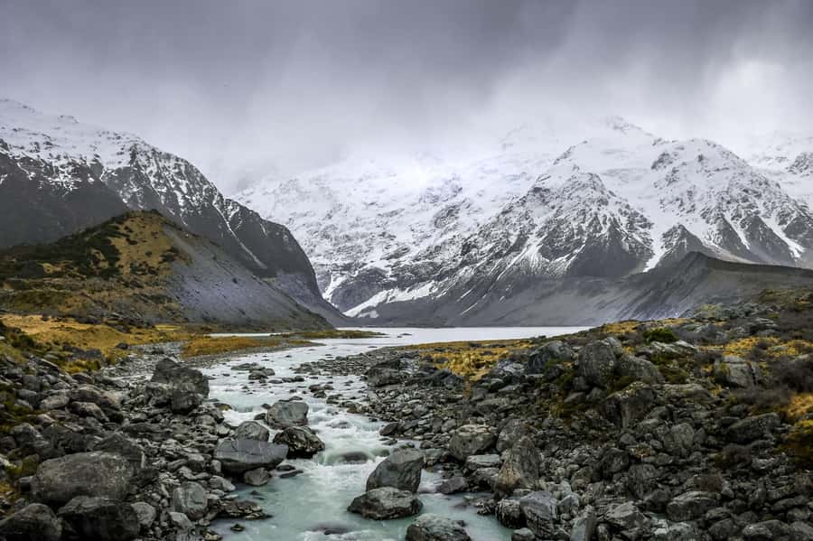 From Tekapo: Small-Group, Carbon Neutral Mt Cook Day Tour - Lake Pukaki: the color show that depends on the clouds