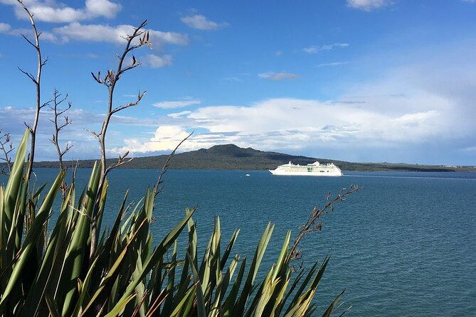 Full-Day Grand Auckland Volcanoes Tour - One Tree Hill and Mt Eden: Summit Views and the British-Maori Turn
