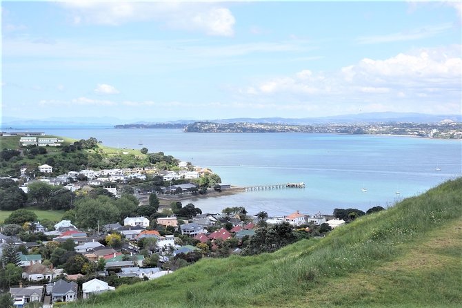 Half-Day: Small Group Auckland Scenic Tour - 4 HOURS - Mount Eden and One Tree Hill: volcano top photos with Māori meaning