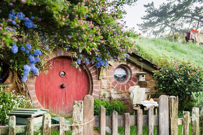 Hobbiton Movie Set Experience: Private Tour From Auckland - The onboard extras that make an 8-hour day easier