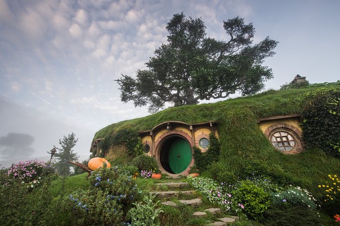 Hobbiton Movie Set Experience: Private Tour From Auckland - Bombay Hills viewpoint break, then coffee at Robert Harris