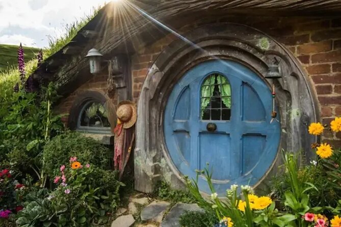Hobbiton Movie Set Small Group Private Transfer from Auckland - What the ticket setup means for your day (guided access and mobile tickets)