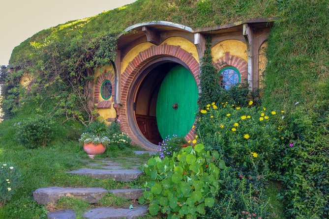 Hobbiton Movie Set Tour with lunch from Auckland - Lunch at the Green Dragon Inn: The Hobbit Feast Setup