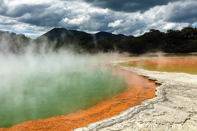 Hobbiton & Rotorua including Wai-O-Tapu - Small Group Tour from Auckland - What to pack for weather and walking, and why it matters here