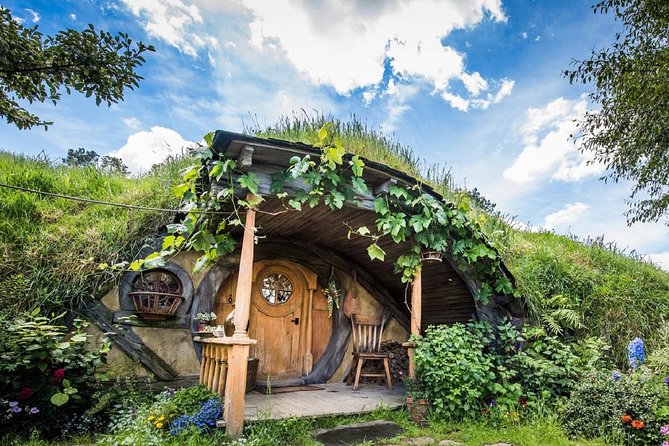 Hobbiton & Waitomo Caves Guided Day Trip from Auckland incl lunch - The guide factor, and what names like Martin, Liam, and Shelley have in common