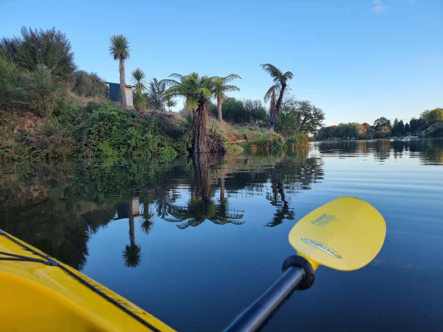 Lake Karapiro: Evening Kayak Glowworm Tour - Paddling in the Dark: Disorientation and Current Considerations