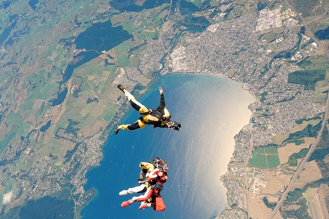 Lake Taupo 12,000-Foot Tandem Skydiving - Jump timing at 200 kph: what 40 seconds feels like