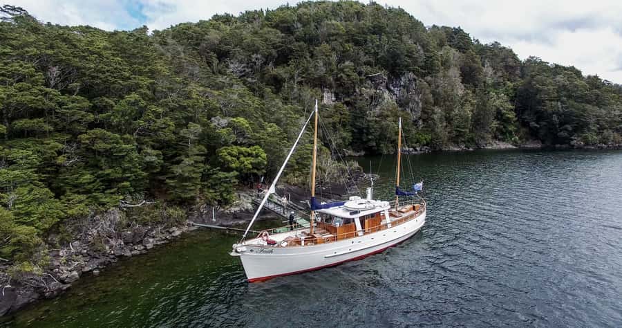 Lake Te Anau: 3-Hour Boat Cruise with Guided Walk - Who Runs the Show: Crew Style and the Faith Story