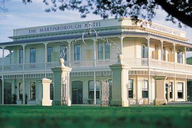 Martinborough Chefs shared wine tour ŵ lunch from Wellington - Luna Estate vertical Pinot Noir tasting with a wine expert