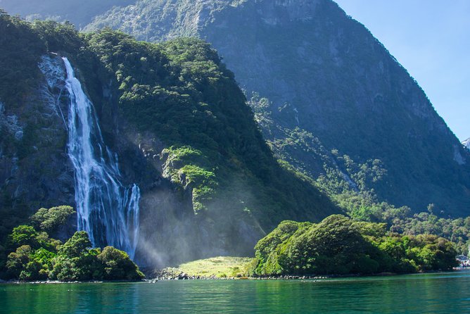 Milford Sound Glacier Flight & Cruise from Wanaka - The Return Flight: A Different Path for More Views