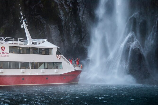 Milford Sound Nature Cruise with Southern Discoveries - 360º catamaran comfort: how you see the fjord without the crowd crush